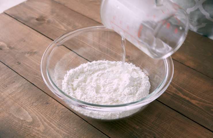 aceto e bicarbonato in una ciotolo