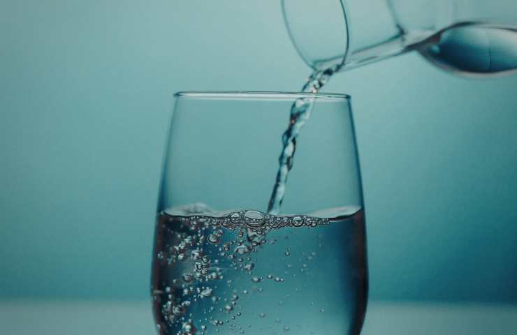 mix di acqua e aceto