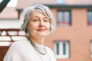 donna anziana sorride