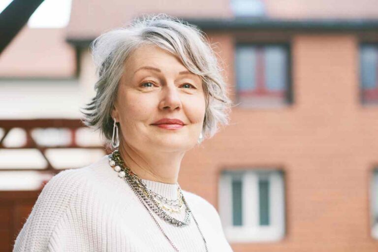 donna anziana sorride