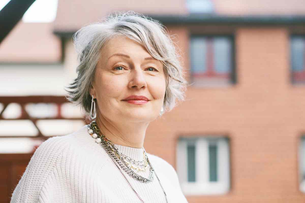 donna anziana sorride