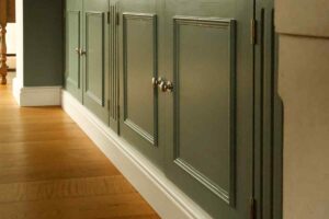 battiscopa bianco sotto una parete verde