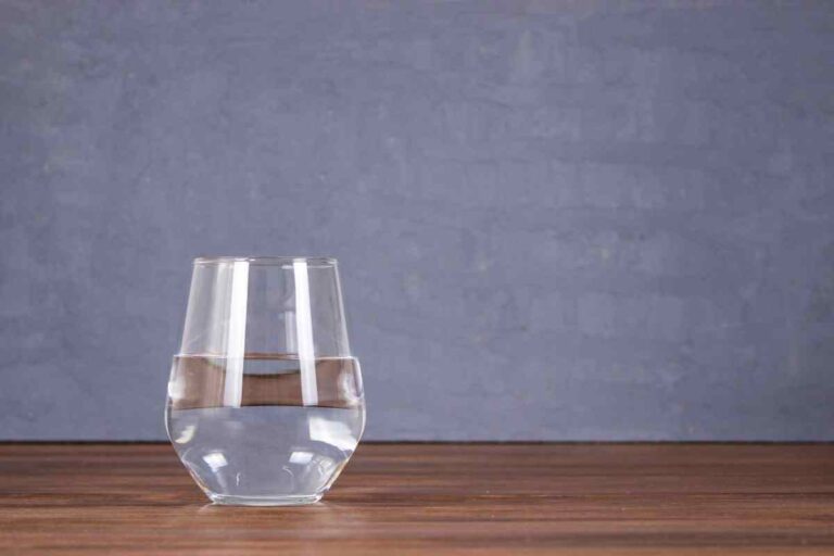 bicchiere d'acqua sul pavimento