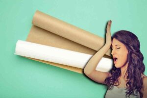 donna dimentica la carta forno