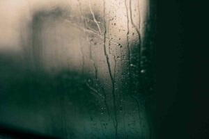 condensa sui vetri delle finestre