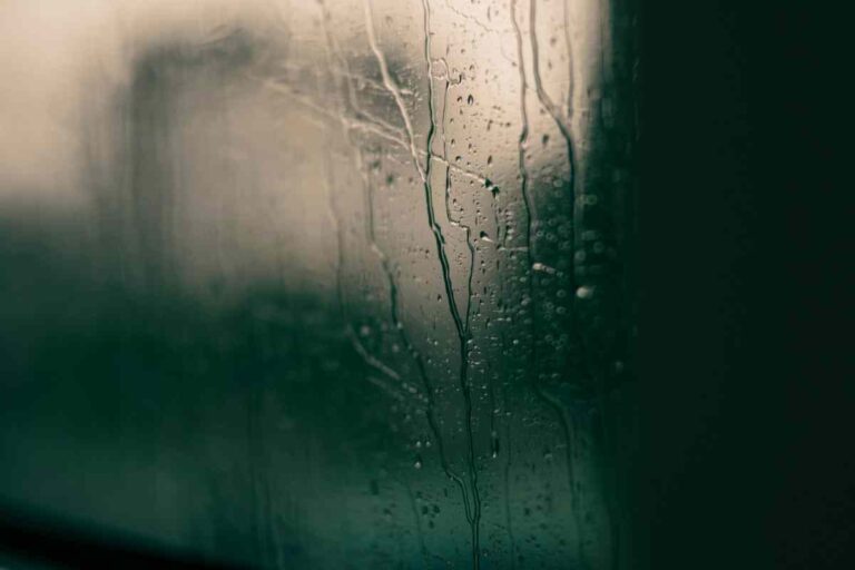 condensa sui vetri delle finestre