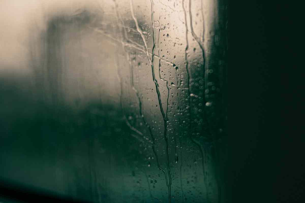 condensa sui vetri delle finestre