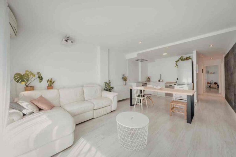 cucina e soggiorno luminosi