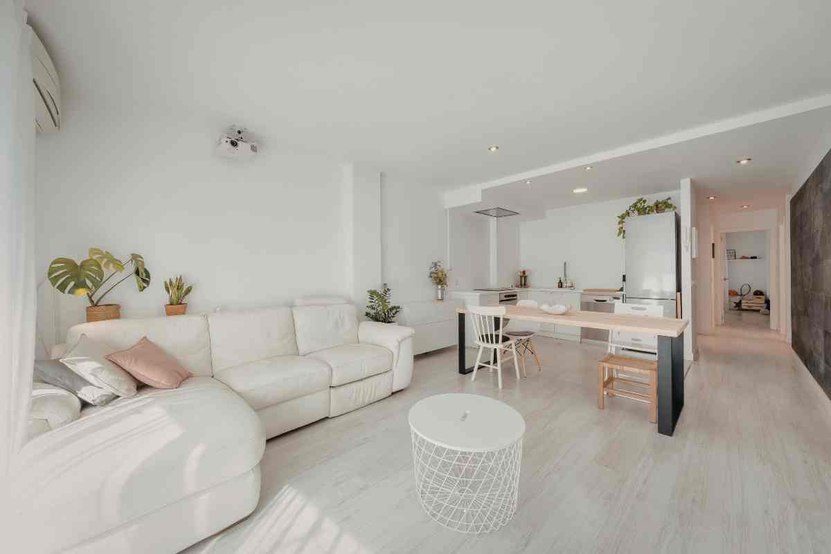 cucina e soggiorno luminosi