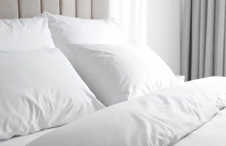 cuscini bianchi letto