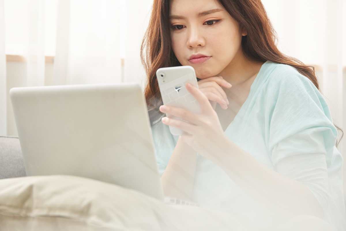 donna con Iphone tra le mani