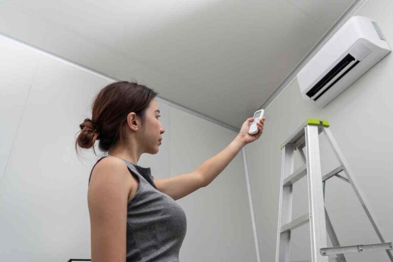 donna accende condizionatore