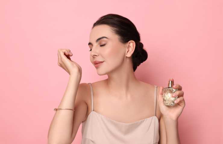 donna annusa il profumo