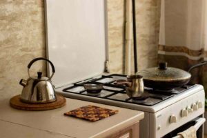 pentolino sui fornelli della cucina