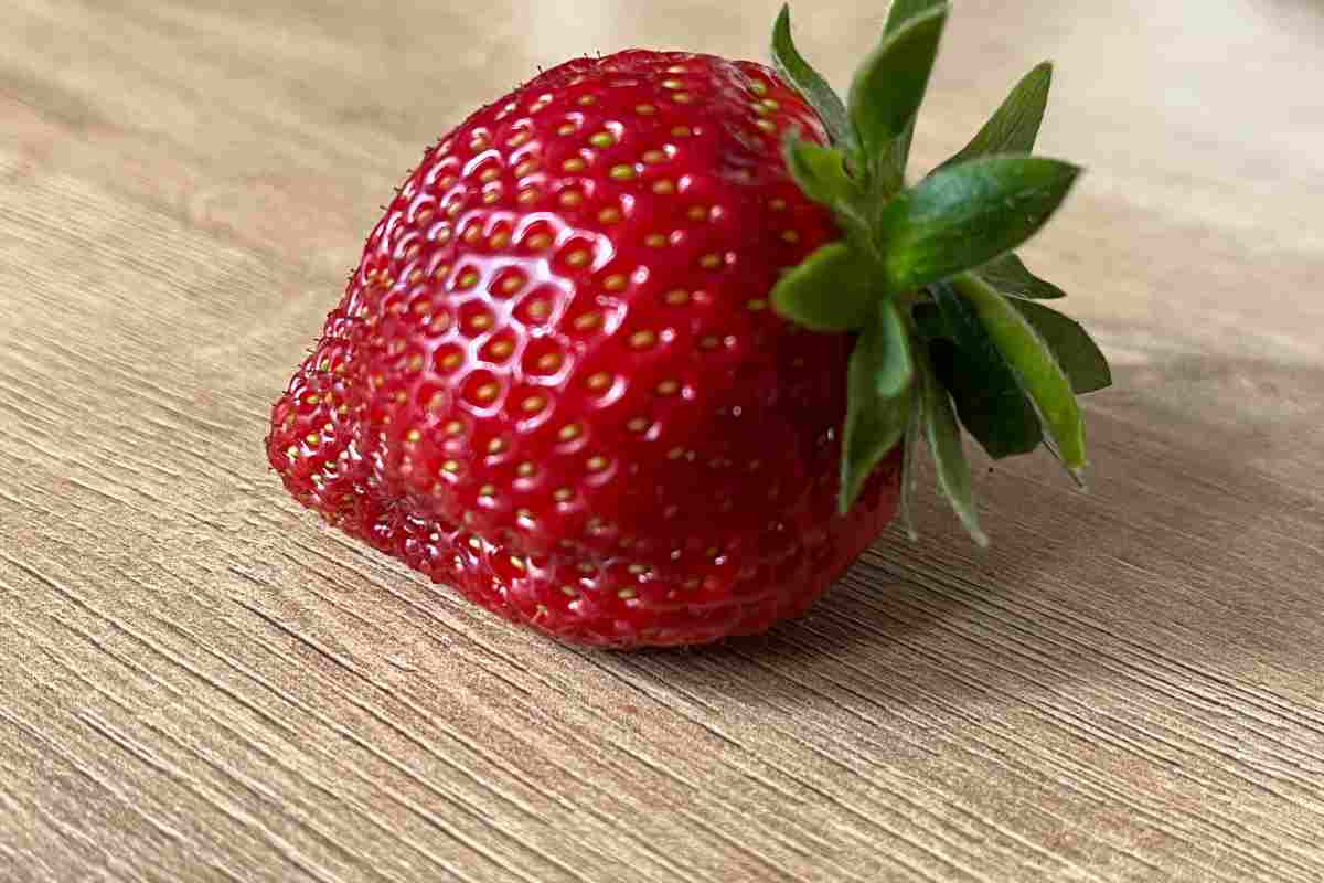 fragola sul tavolo