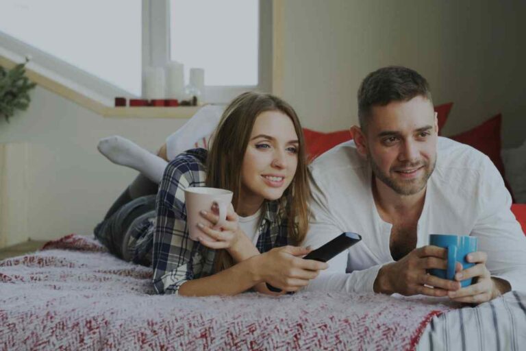 coppia che guarda la tv