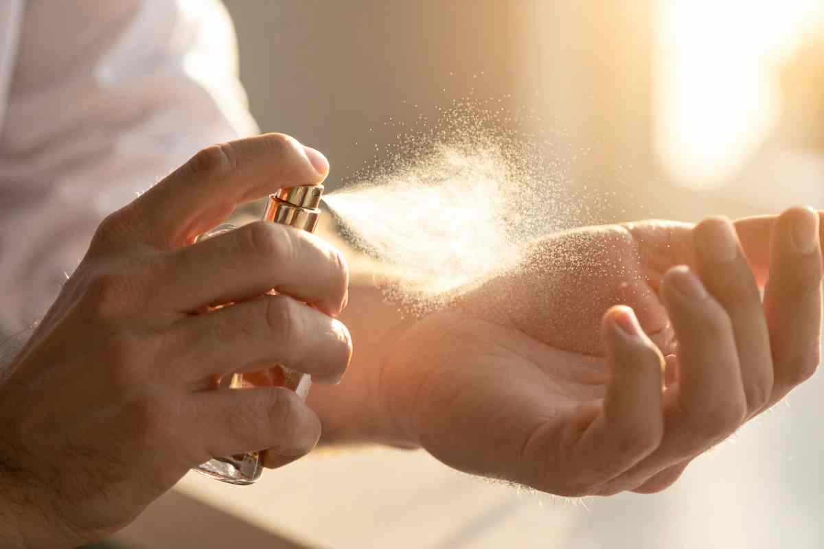 profumo sulle mani