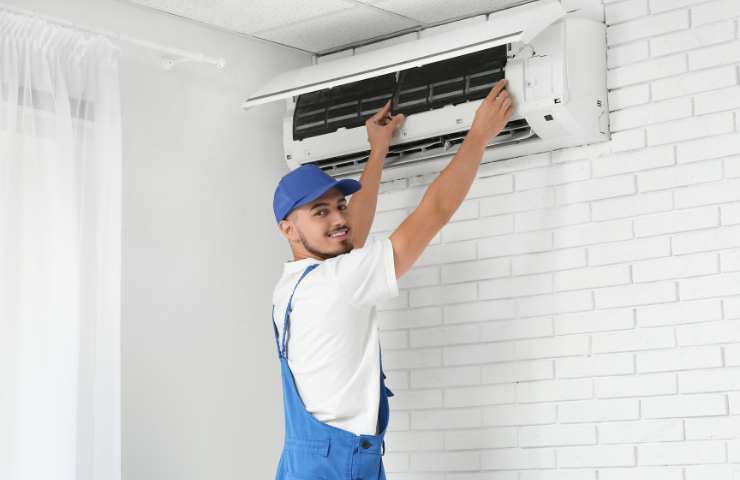 tecnico che ripara il condizionatore
