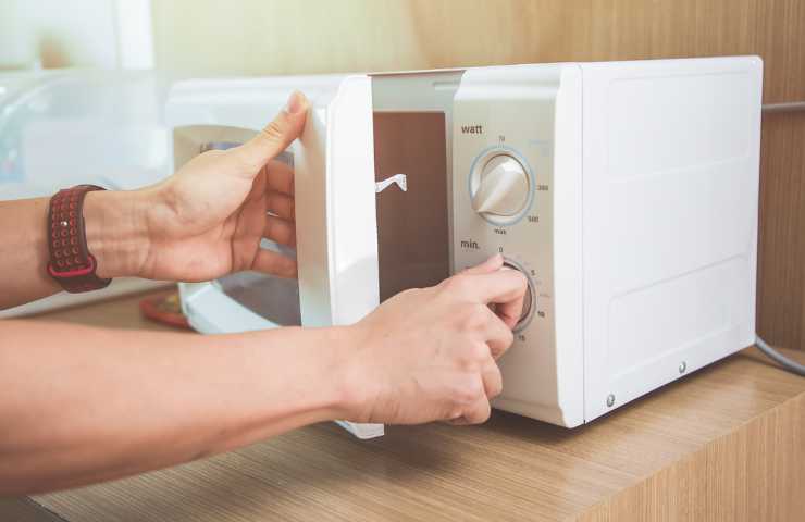 mani aprono microonde