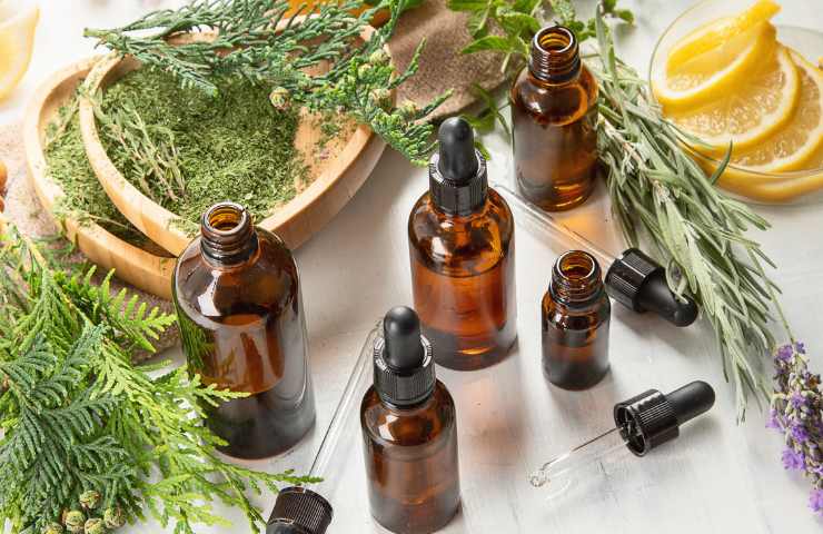 barattoli di oli essenziali