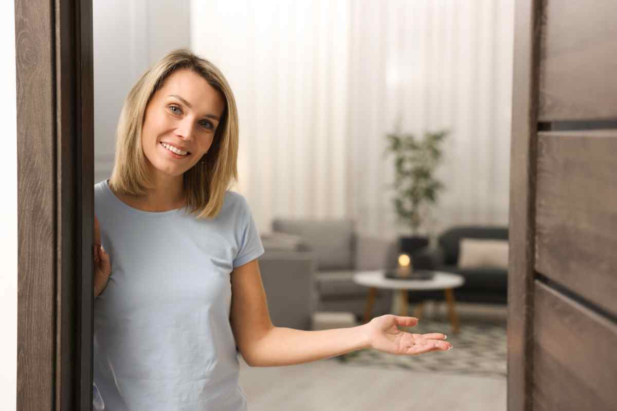 padrona di casa che apre la porta
