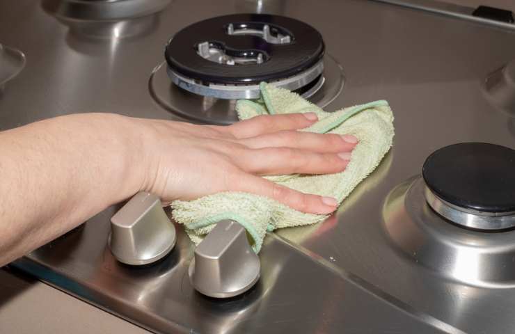 pulizia del piano cottura