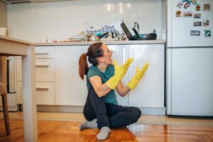 donna che fa pulizie in cucina