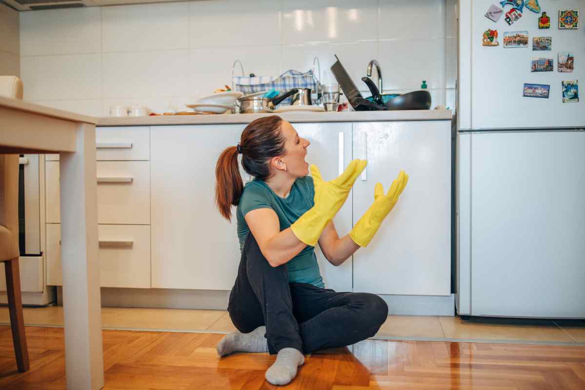 donna che fa pulizie in cucina
