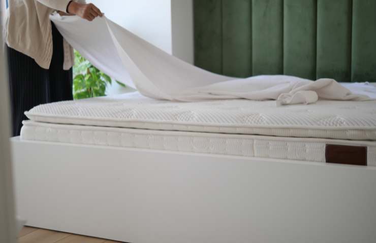 persona che deve rifare il letto