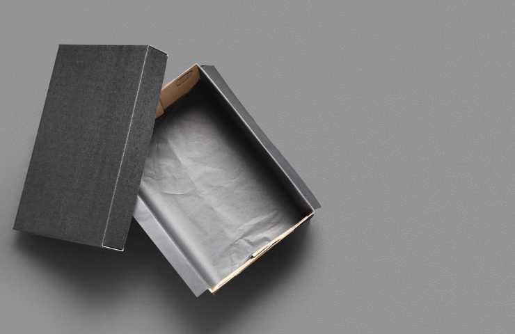 scatola grigia delle scarpe