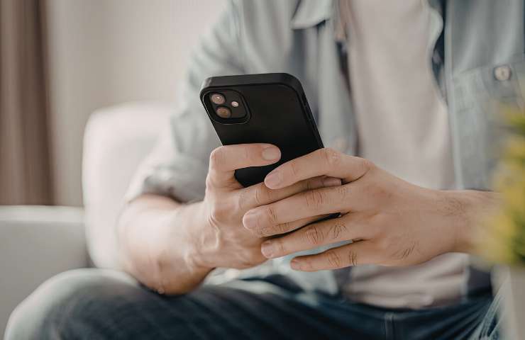 smartphone con cover nera