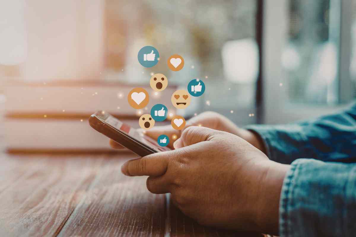 persona con smartphone in mano