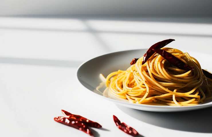 piatto di spaghetti con peperoncino