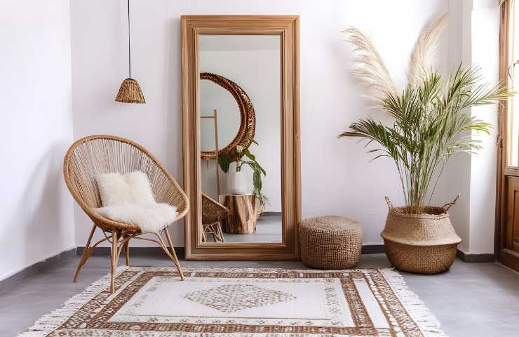 soggiorno con sedia e specchio