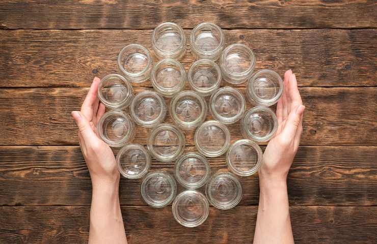 numerosi vasetti formano un lampadario